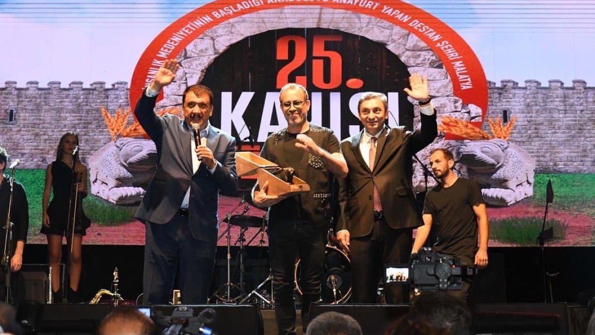 Haluk Levent, konser alanındaki pamuk şekerlerini aldı
