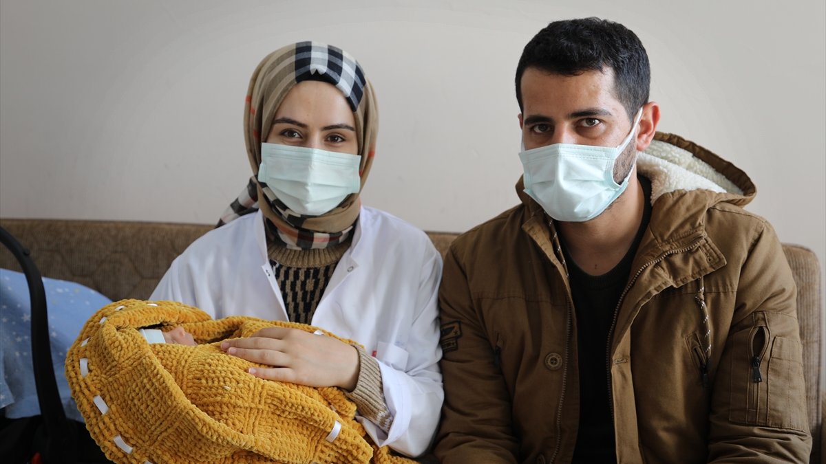 Hamileyken Kovid-19'a yakalanan hemşirenin bebeği sağlıkla dünyaya geldi