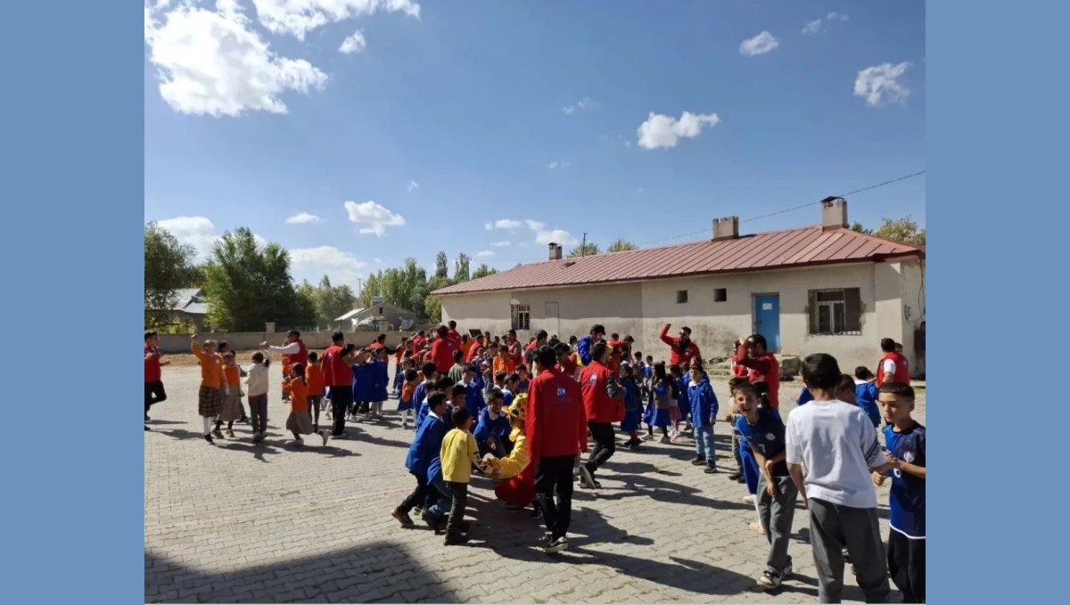 Hamur'da Damla Gönüllülük Hareketi Gönüllüleri Öğrencilerle Buluştu