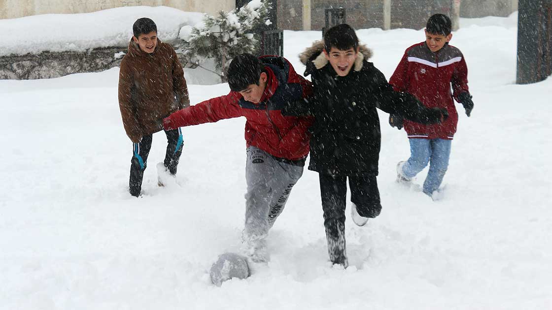 Hamur'da eğitime kar engeli okullar tatil edildi
