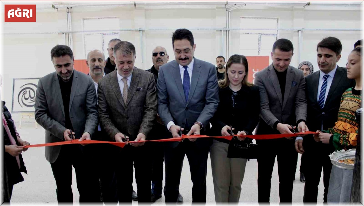 Hamur'da imam hatip okullarının sanat sergisi