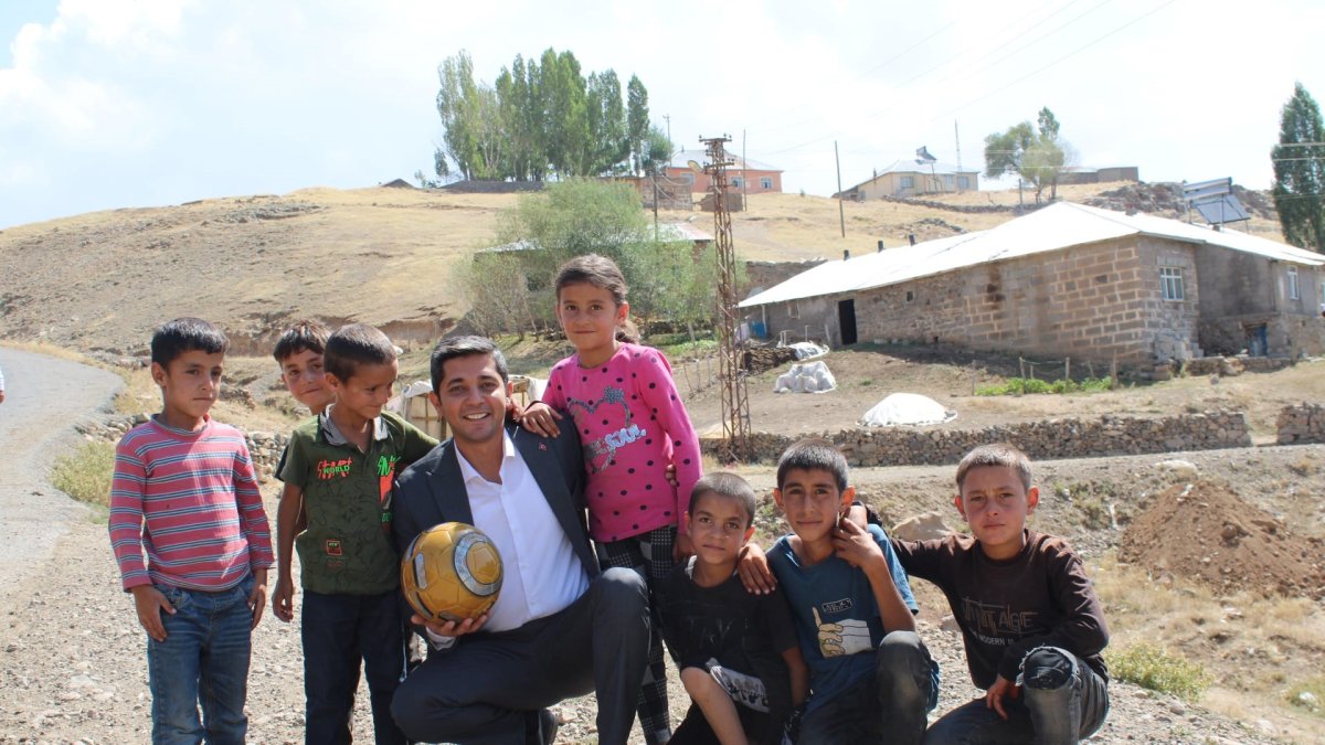 Hamur Kaymakamı Mahir, köy okullarında eğitim hazırlıklarını inceledi, çocuklarla futbol oynadı