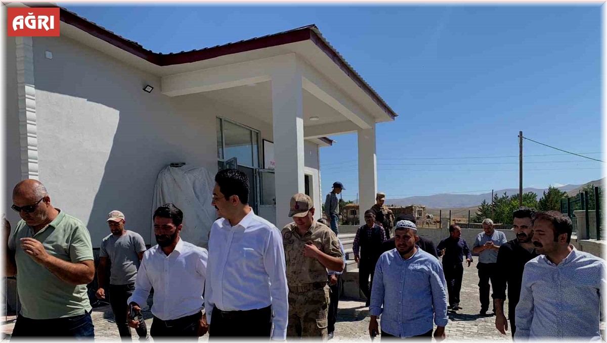 Hamur Kaymakamı Yıldırım, Yukarı Gözlüce’de çocuklarla bir araya geldi, köylülerin taleplerini dinledi