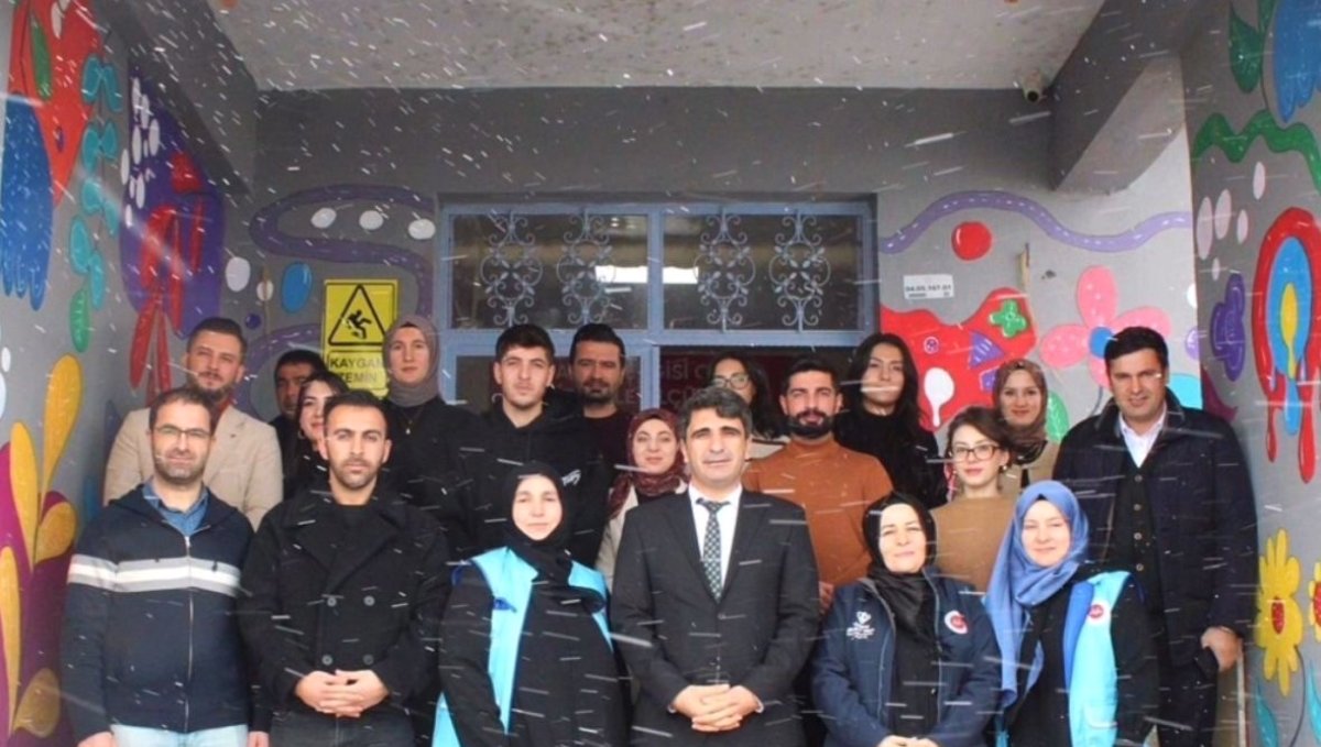 Hamur'un Yukarı Gözlüce Köyünde 300 Çocuğa Kışlık Giysi ve Kırtasiye Desteği