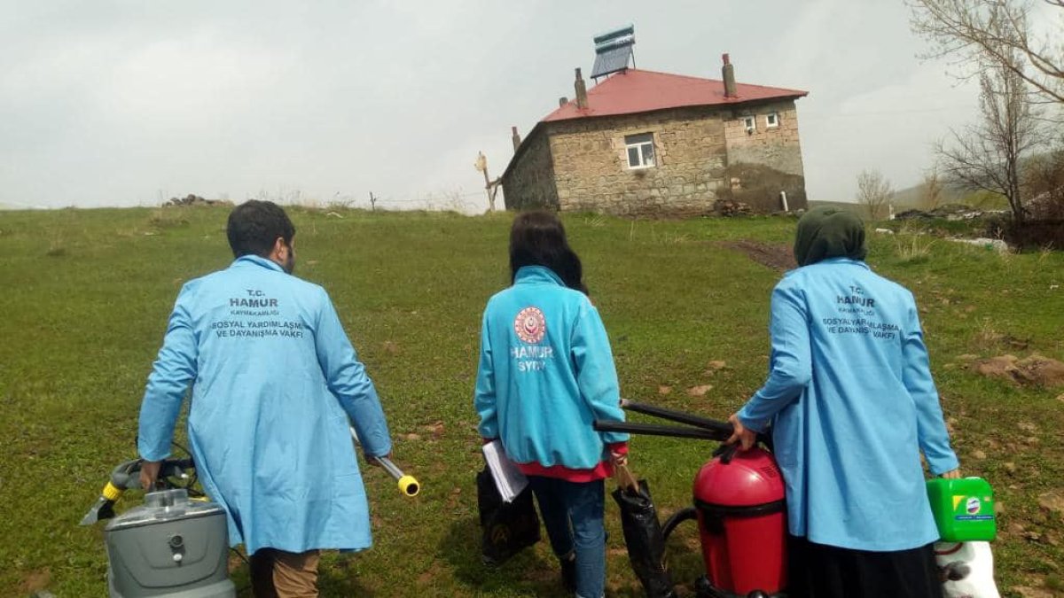 Hamur Vefa Projesi ile İhtiyaç Sahibi Vatandaşların Evleri Temizleniyor