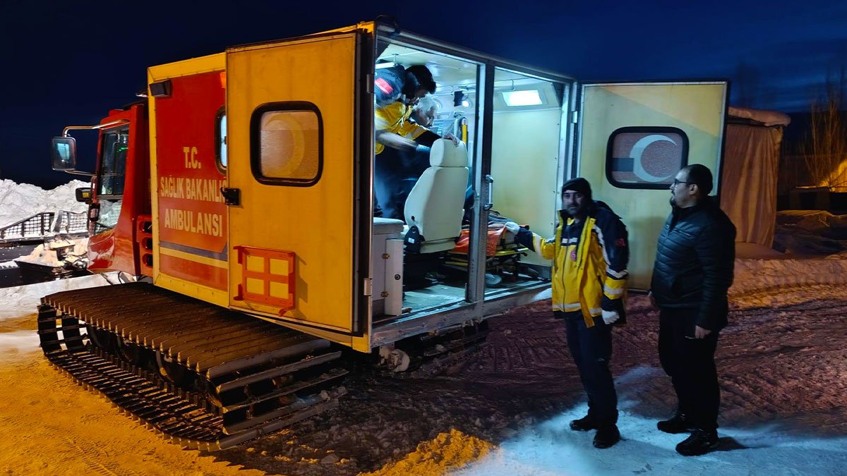 Hamur’da karlı yollar aşıldı, 77 yaşındaki hasta kar paletli ambulansla hastaneye ulaştırıldı