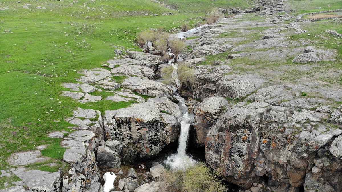 Hamur’daki kar sularıyla beslenen şelale, ilkbaharda kartpostallık görüntü oluşturdu