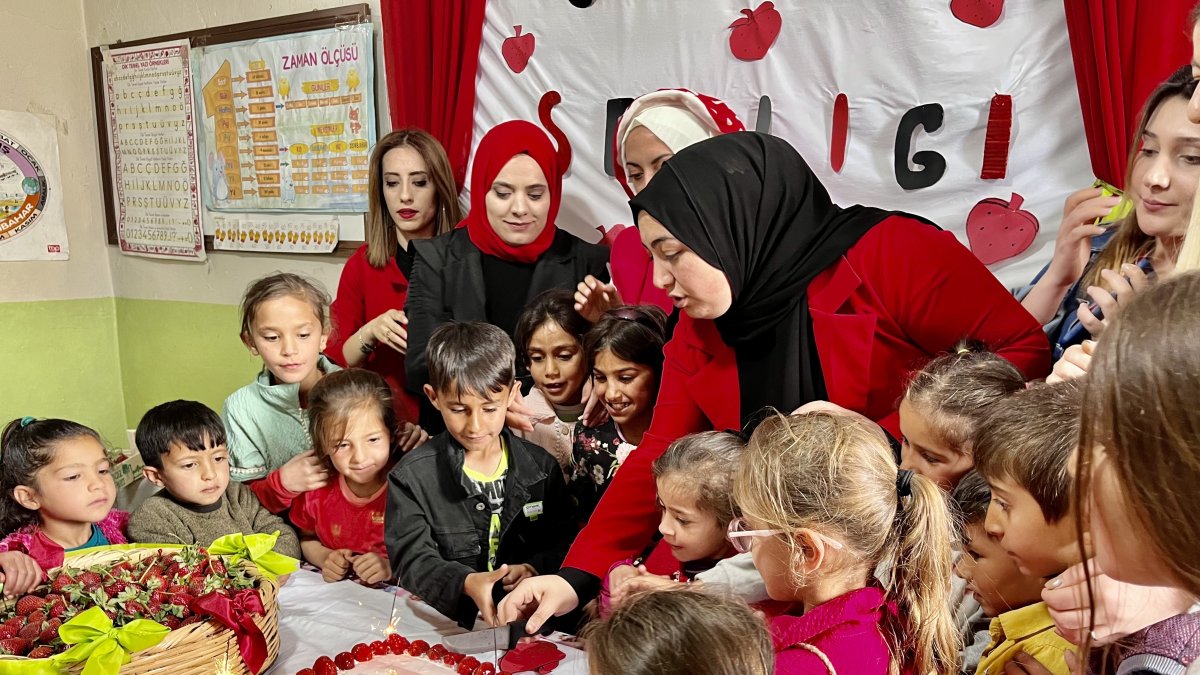 Hamur’un Buzhane köyünde çocuklar çilek şenliğinde buluştu