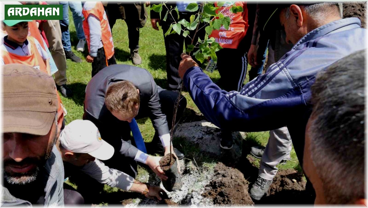 Hanak'ta 600 fidan toprakla buluşturuldu