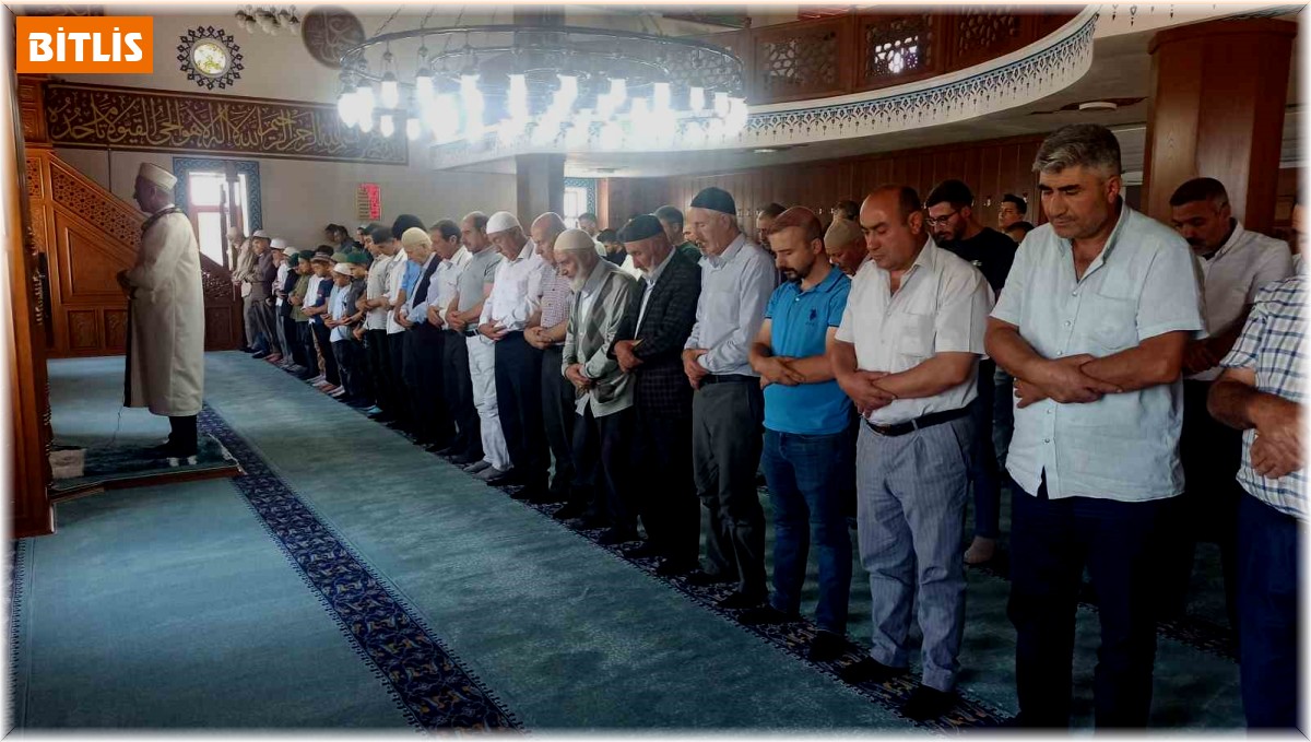 Haniye için Ahlat'taki camilerde gıyabi cenaze namazı kılındı