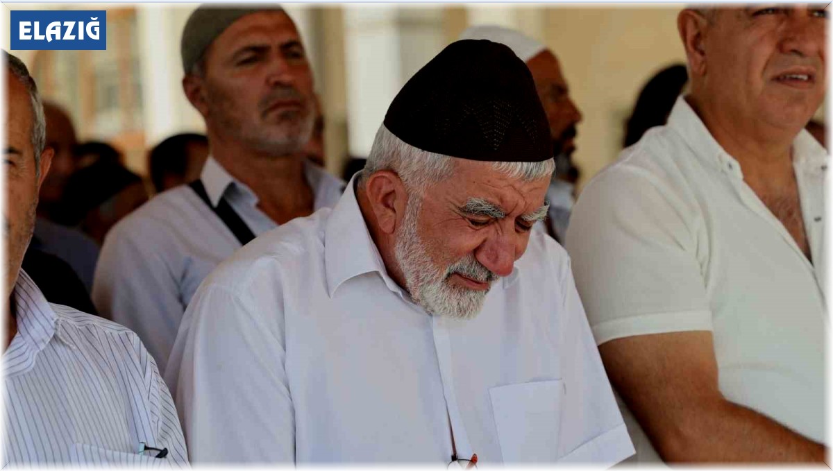 Haniye için kılınan cenaze namazında duygusal anlar: Yaşlı adam İsrail'i kınadı, gözyaşları döktü
