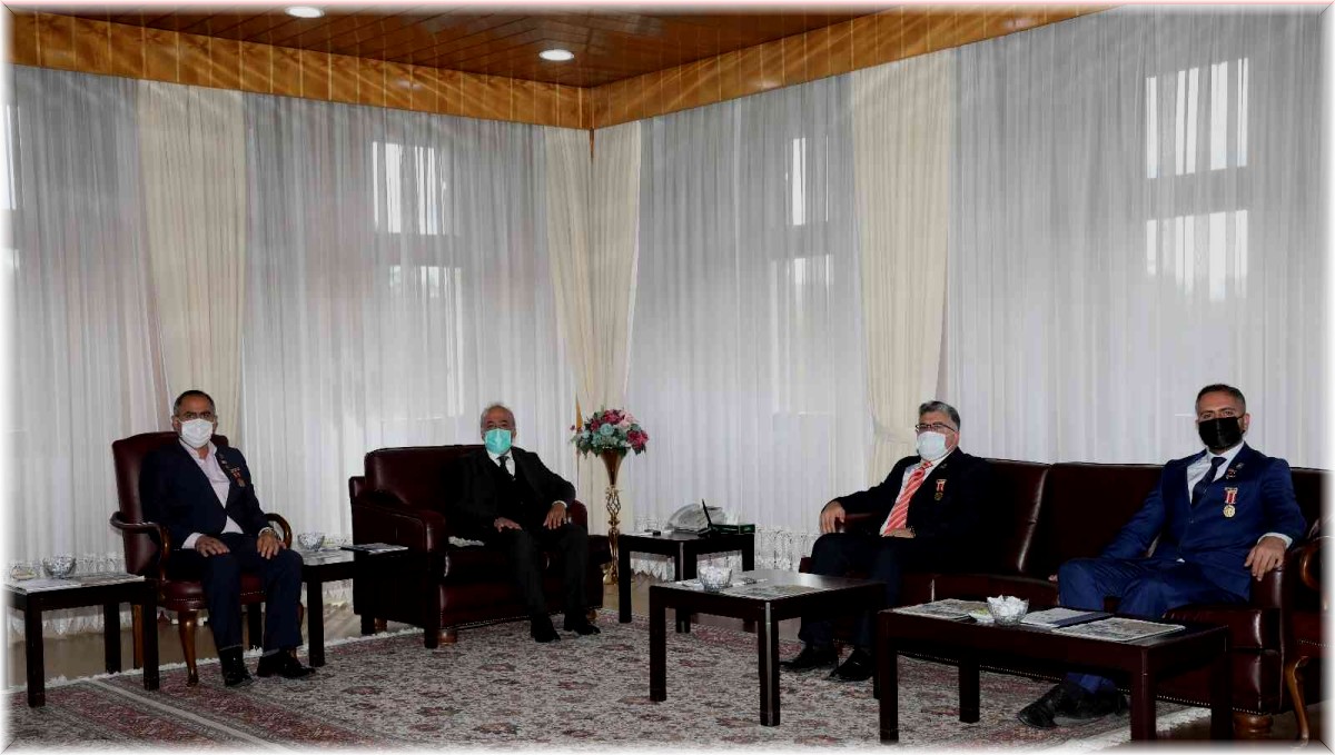 Harp Malulü Gaziler-Şehit, Dul ve Yetimleri Derneği, Rektör Çomaklı'nın konuğu oldu