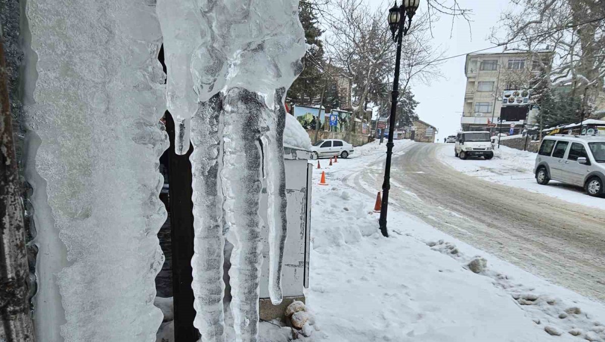 Harput'ta dondurucu soğuklar: Çatılarda metrelerce buz sarkıtları oluştu