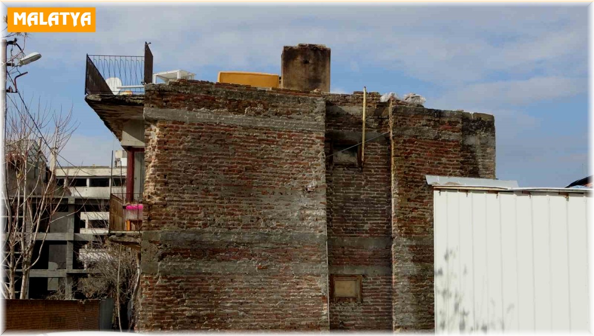 Hasarlı bina korkutuyor