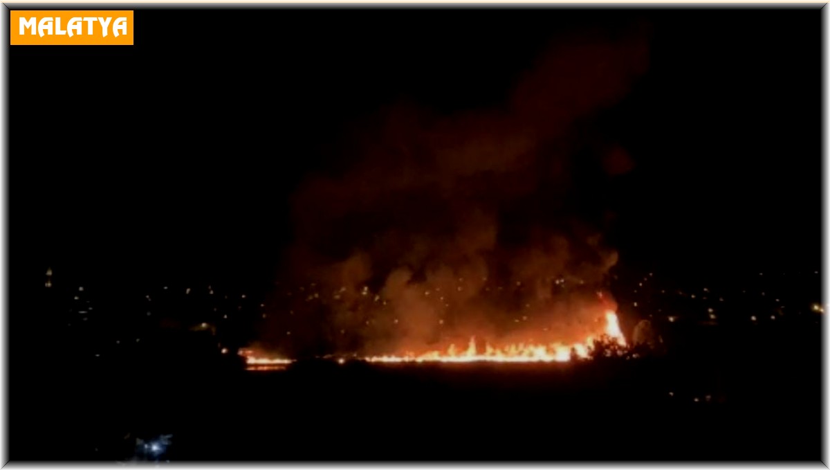 Hasarlı binanın çatı katındaki yangın korkuttu