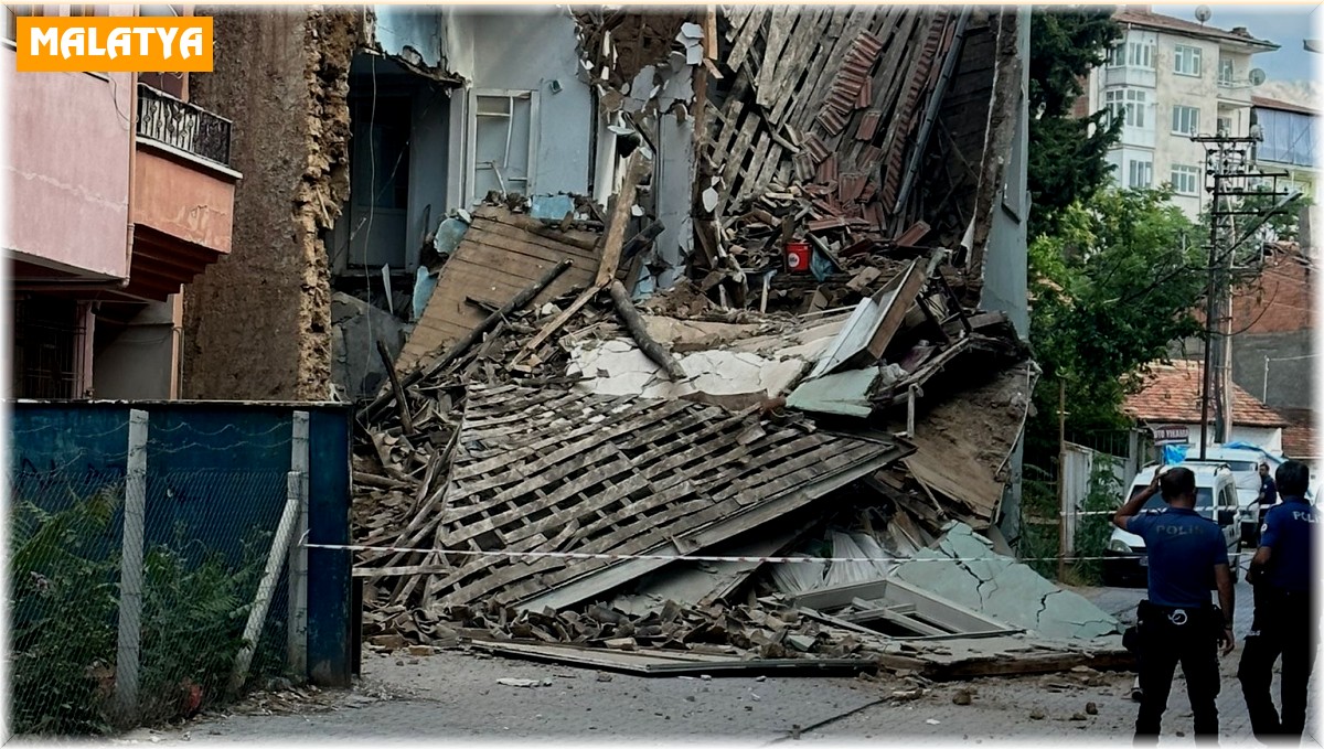 Hasarlı kerpiç evde göçük meydana geldi