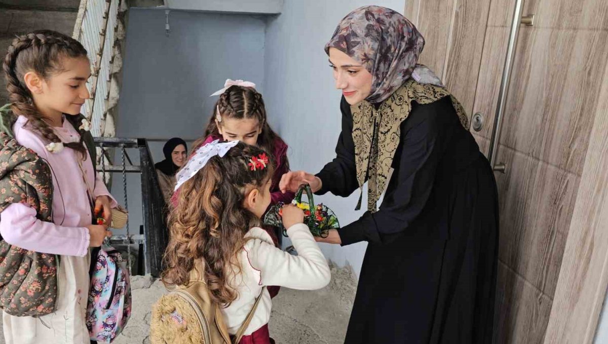 Hasköy'de bayram geleneği sürüyor: Çocuklar kapı kapı şeker topladı