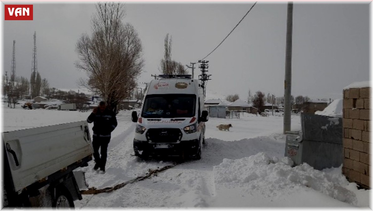Hasta almaya giden ambulans kara saplandı