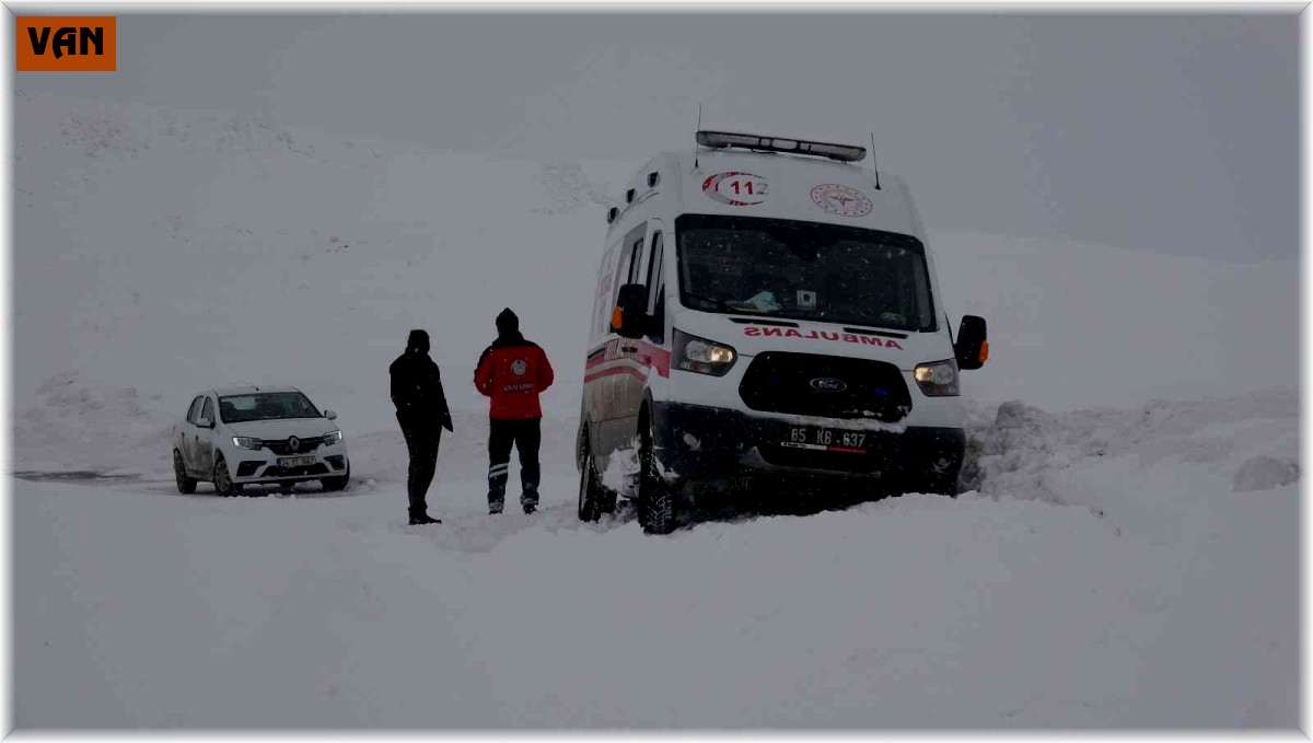 Hasta almaya giderken kara saplanan ambulansın imdadına İpekyolu Belediyesi yetişti