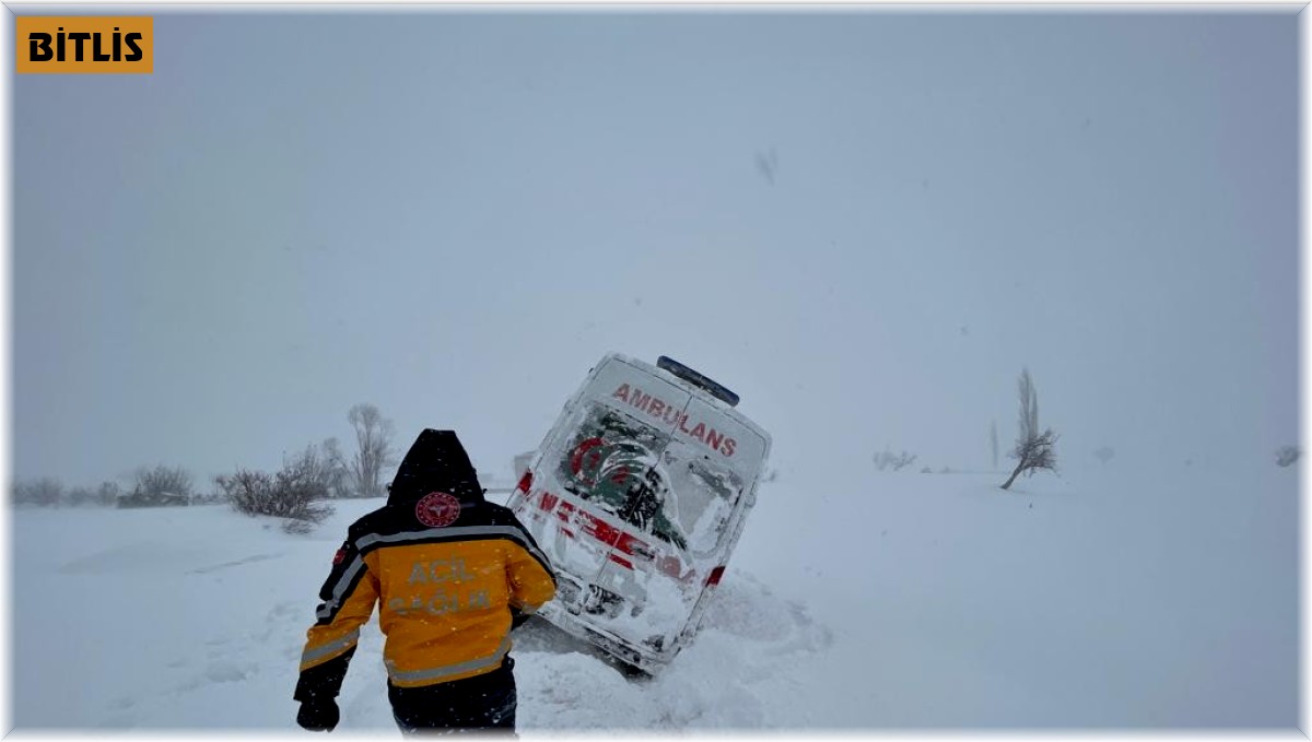 Hasta almaya giderken mahsur kalan ambulans kurtarıldı