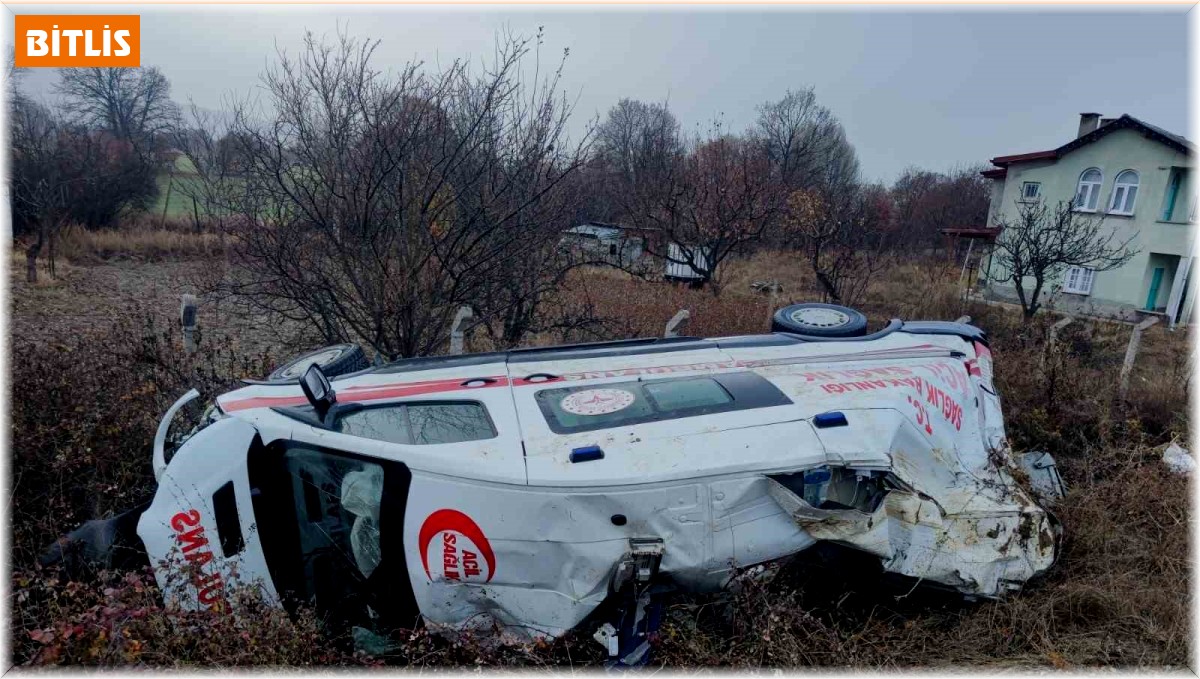 Hasta nakli yapan sağlık ekibi trafik kazası geçirdi: 3 yaralı
