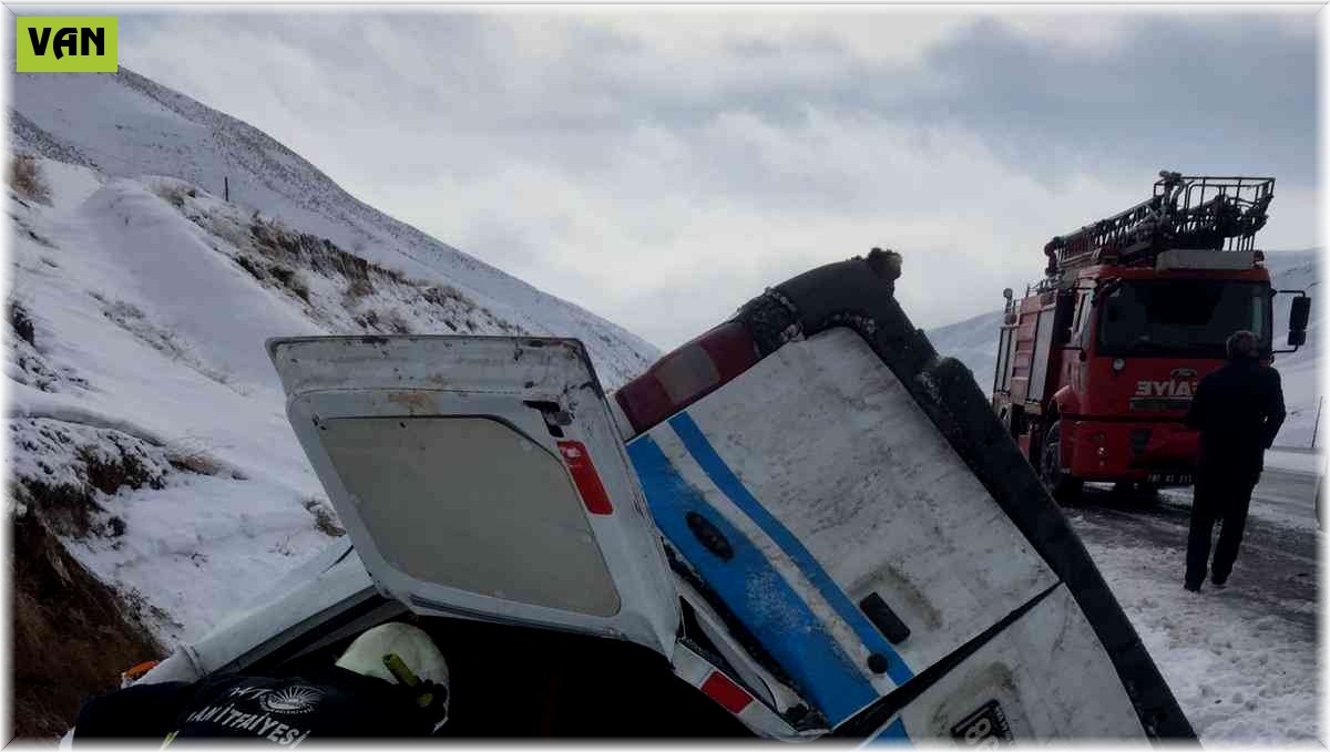 Hasta taşıyan ambulans yan yattı: 5 yaralı