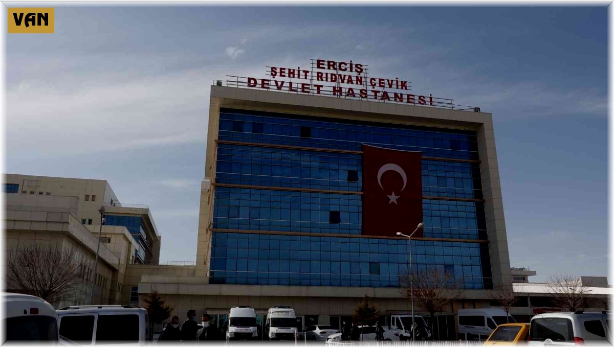 Hasta taşıyan minibüs kara saplandı, ekipler seferber oldu