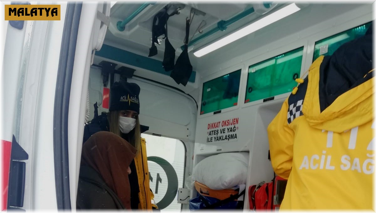 Hastalanan yaşlı kadını karla mücadele ekipleri hastaneye yetiştirdi