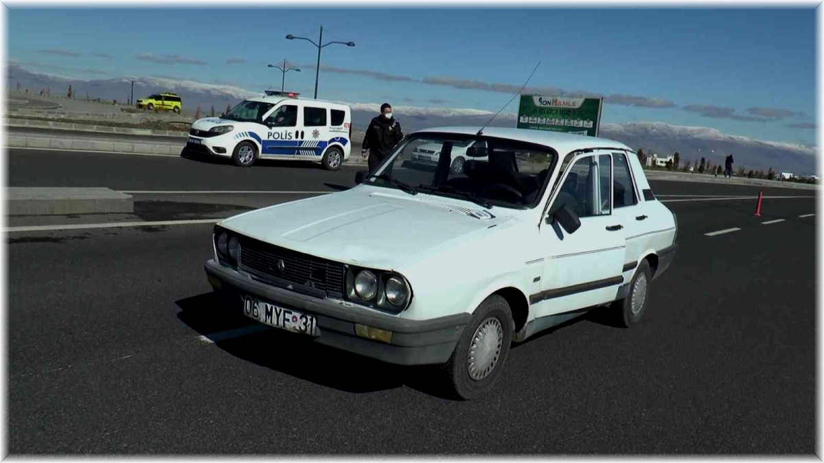 Hastane kavşağında otomobilin çarptığı kadın yaralandı