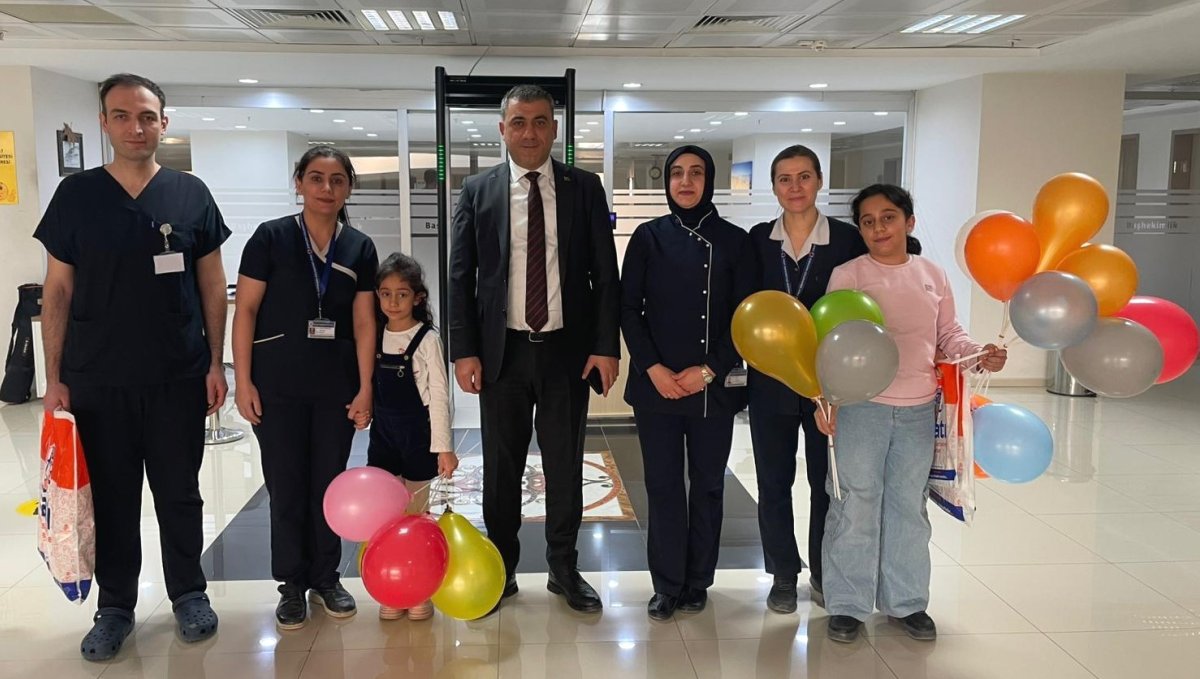 Hastanede yatan çocuklar, karne heyecanı yaşadı