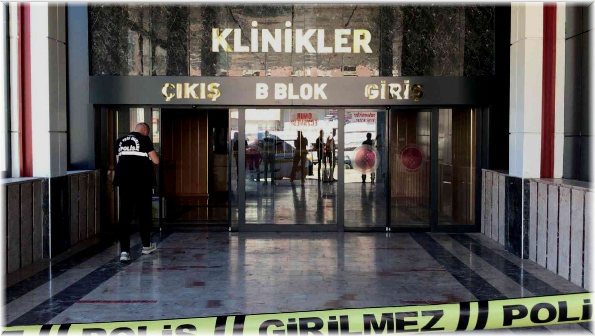 Hastanedeki silahlı kavgada seken kurşunlardan biri bekleyen vatandaşa isabet etmiş