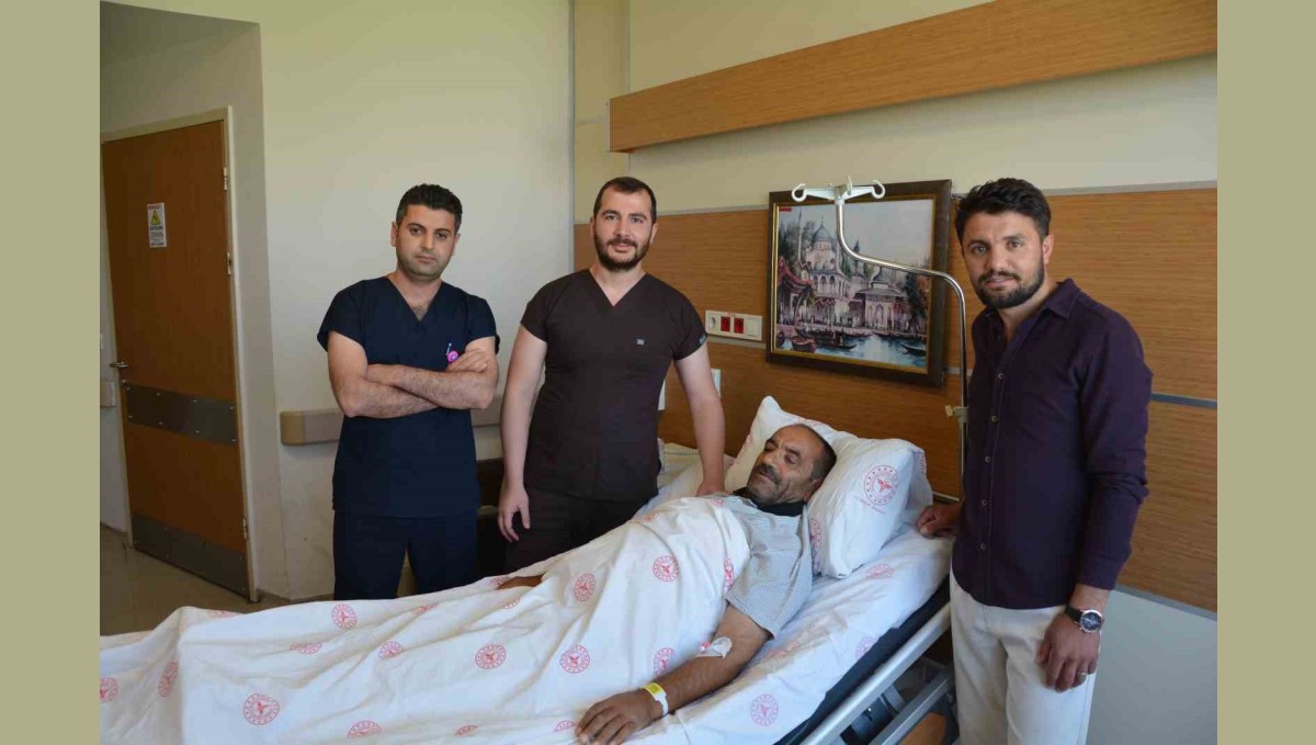 Hastanın böbreğinden 23 santimlik kist çıkarıldı