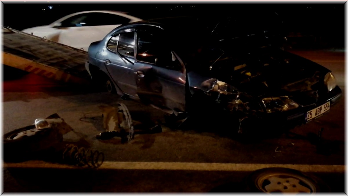 Hatalı sollama kazayı getirdi, bir araç boş araziye uçtu: 2 yaralı