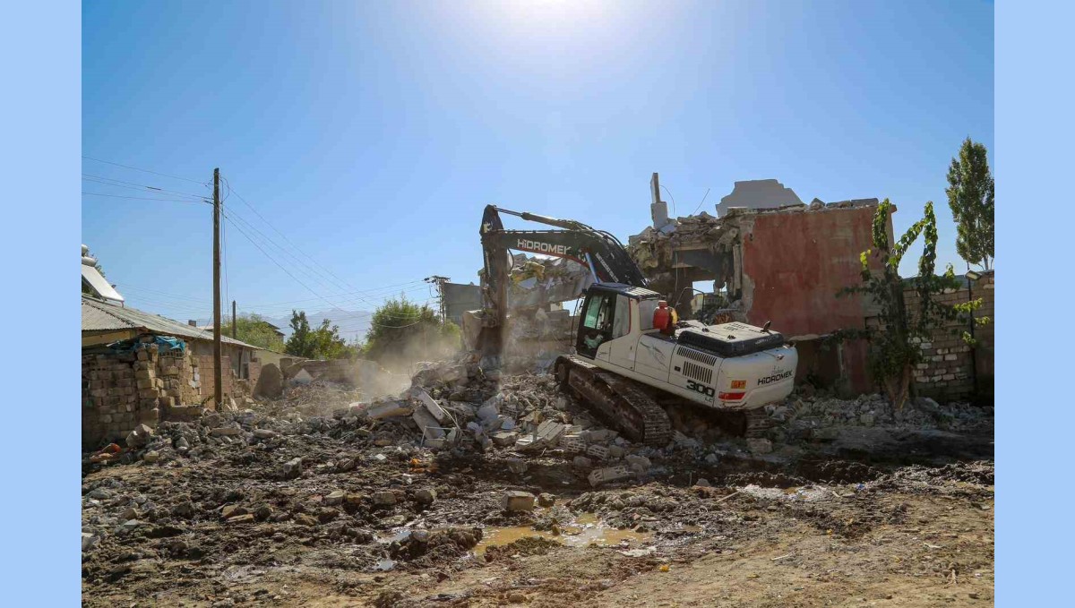 Hatuniye Caddesi'ndeki yıkım çalışmaları devam ediyor