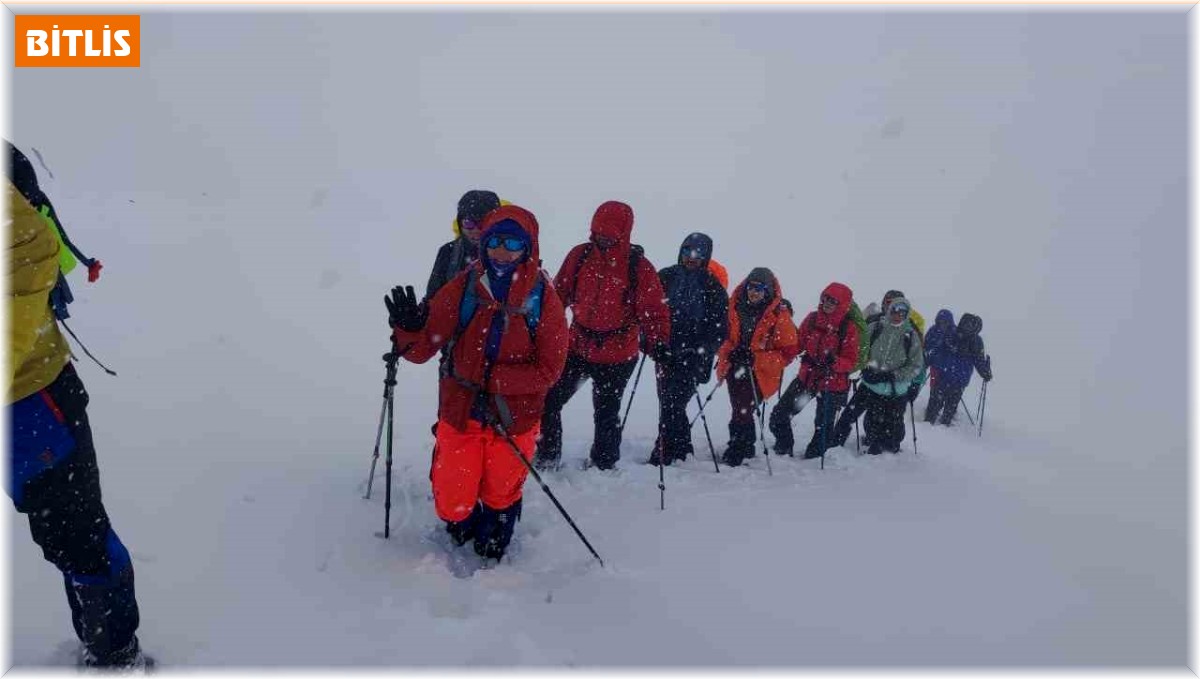 Hava muhalefeti Rus dağcıların zirve yapmasına izin vermedi