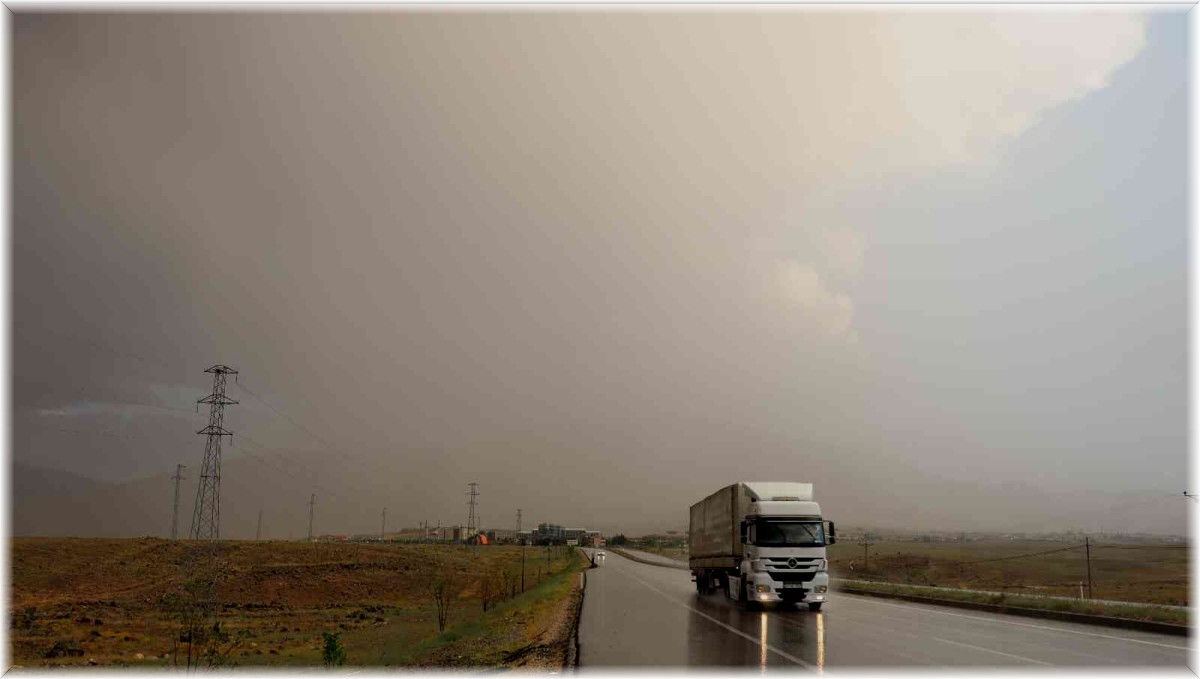 Hava sıcaklığı 40 dereceye dayanmıştı, Iğdır'da aniden bastıran yağmur korkuttu