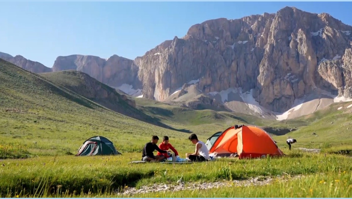 Hava sıcaklığı 40 dereceyi bulunca Erzincanlılar 3200 rakımlı dağlarda serinliyor