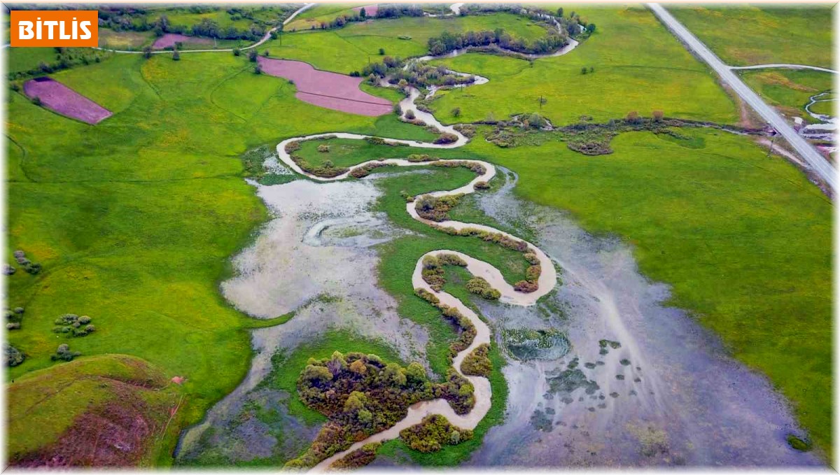 Havadan görüntülenen Güzeldere menderesleri mest ediyor