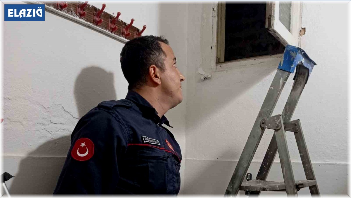 Havalandırma boşluğuna düşen kediyi itfaiye kurtardı