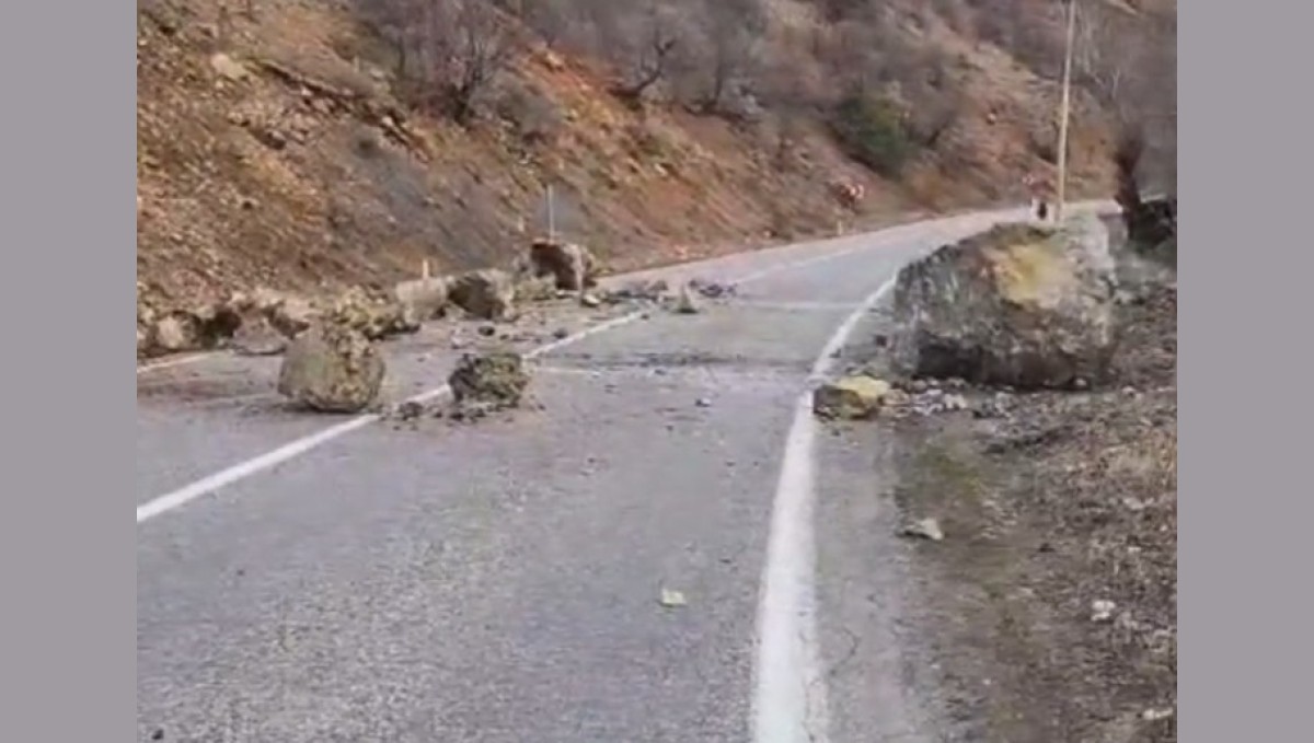 Havaların ısınmasıyla düşen kayalar tehlike saçıyor