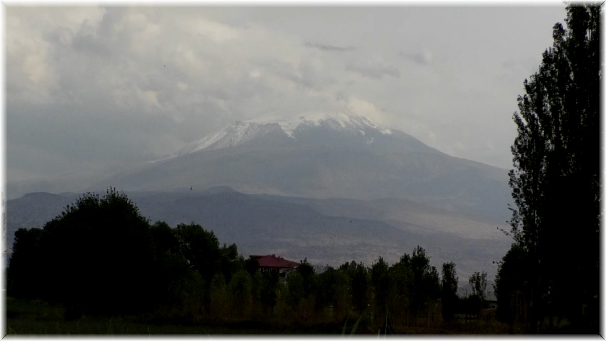 Havaların soğumasıyla Ağrı Dağı'na kar yağdı