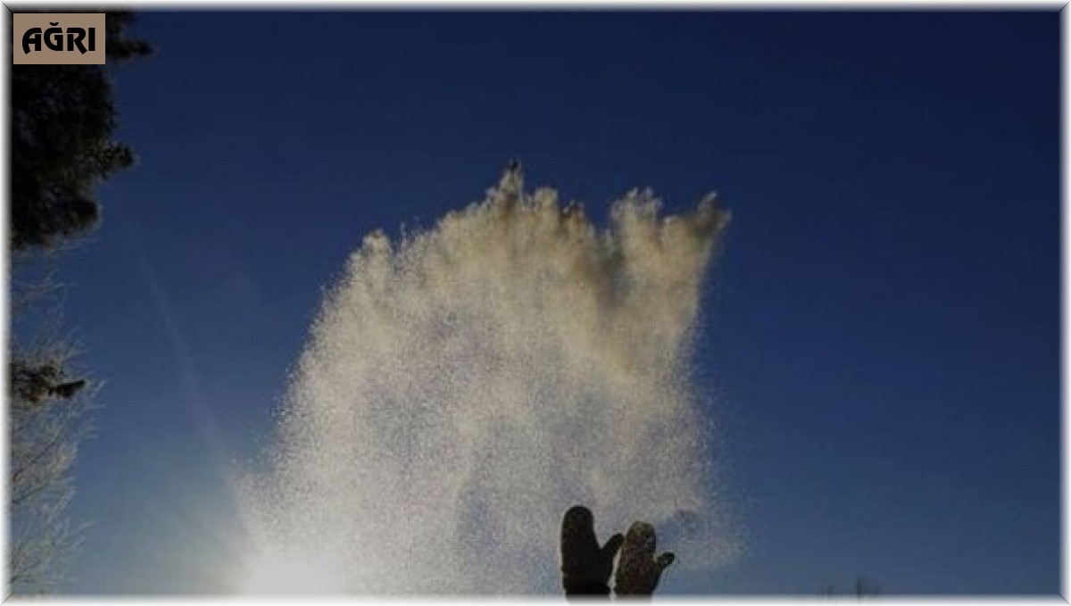 Havaya atılan sıcak su dondu