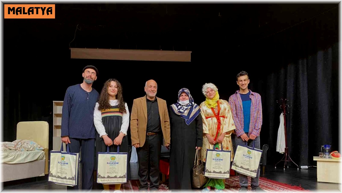 "Hayatlarımız Sallanmasın'' isimli tiyatro oyunu Malatya'da sahnelendi