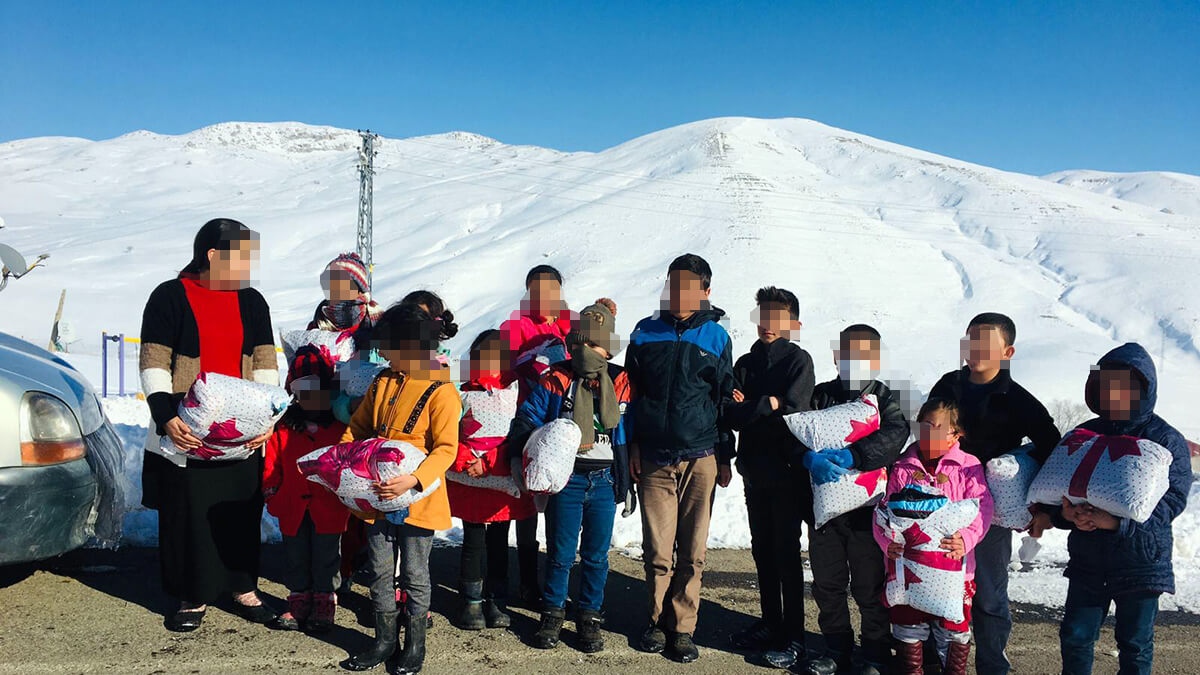Hayırsever iş insanından Ağrı’da ki çocuklara kışlık giyecek yardımı