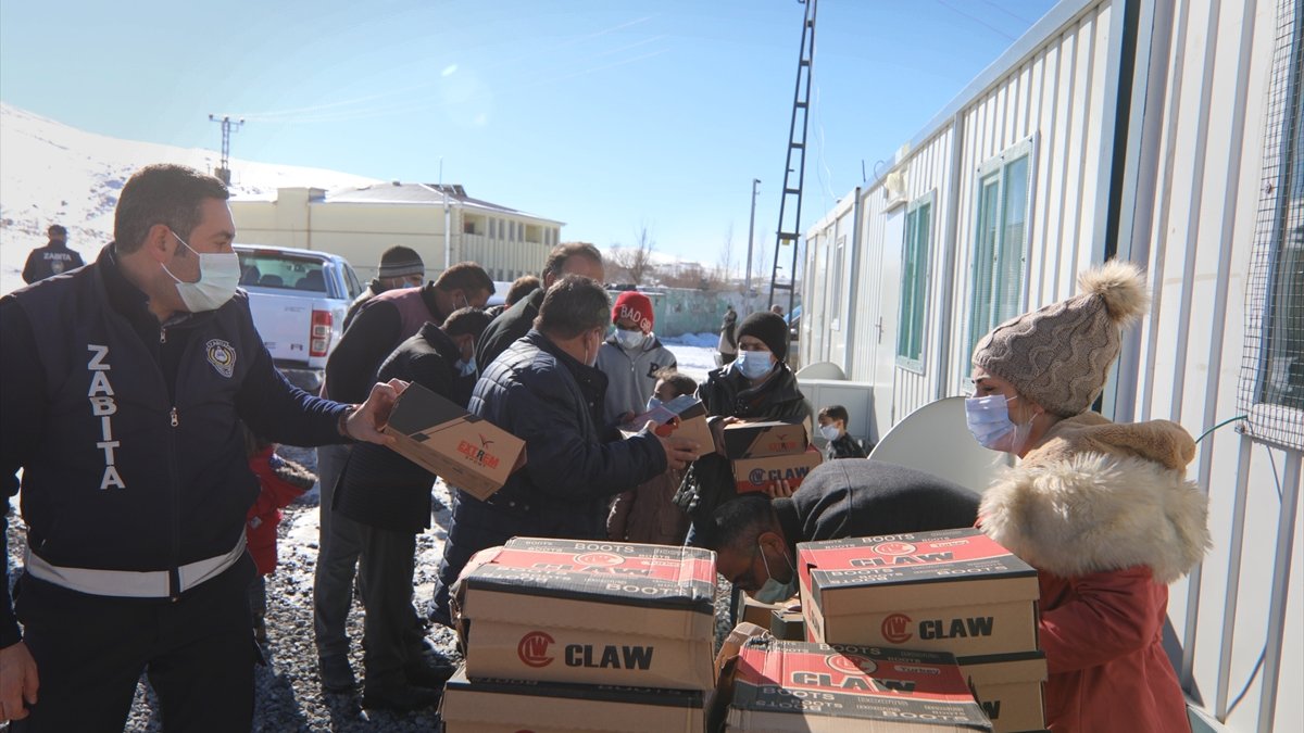 Hayırsever iş insanından depremzede çocuklara kışlık giyecek yardımı