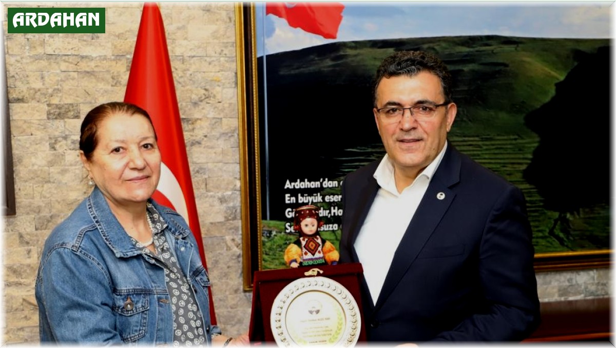 Hayırsever Saadet Kızılyar'dan yüzlerce öğrenciye kırtasiye yardımı