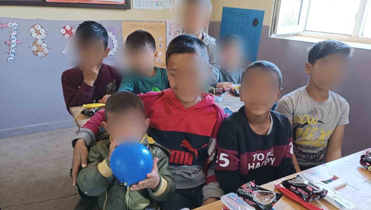 Hayırseverlerden Suvaran köyü öğrencilerine kırtasiye desteği