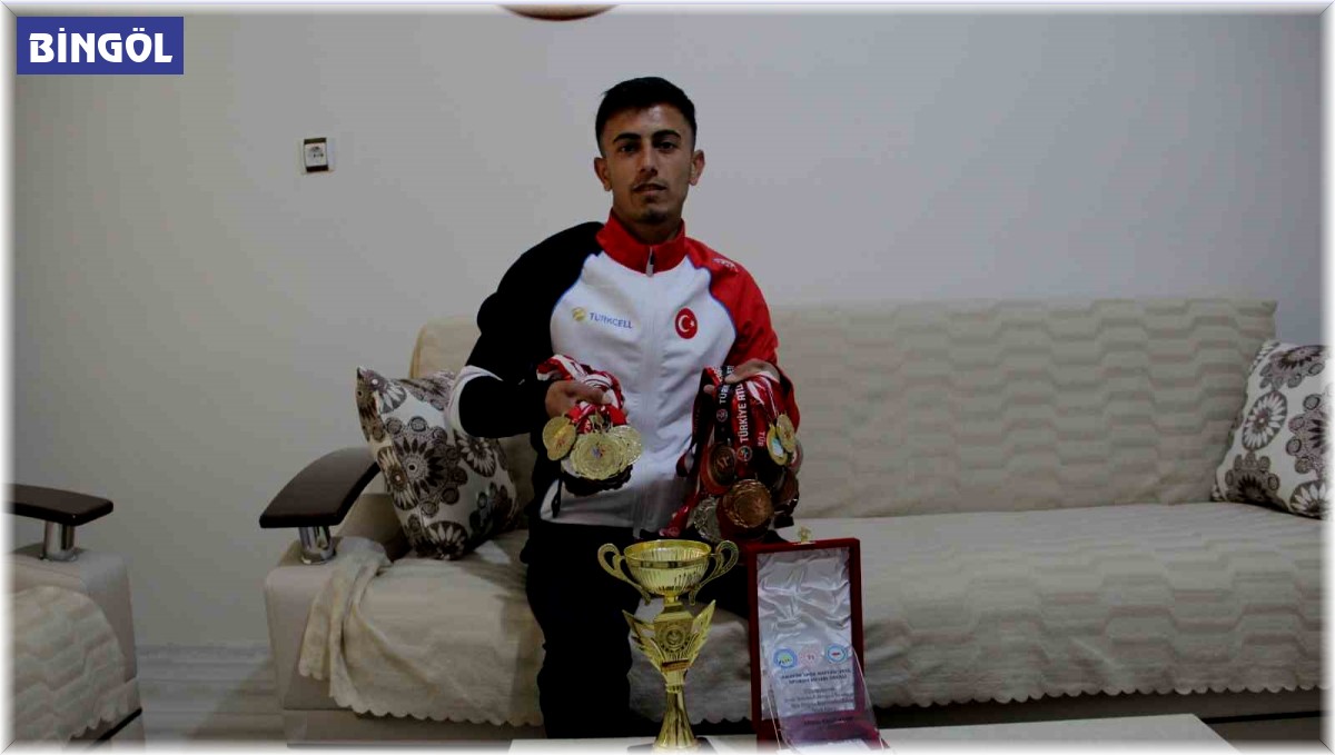 Hayvan otlatırken dağlarda koşuyordu, şimdi Balkan şampiyonu oldu