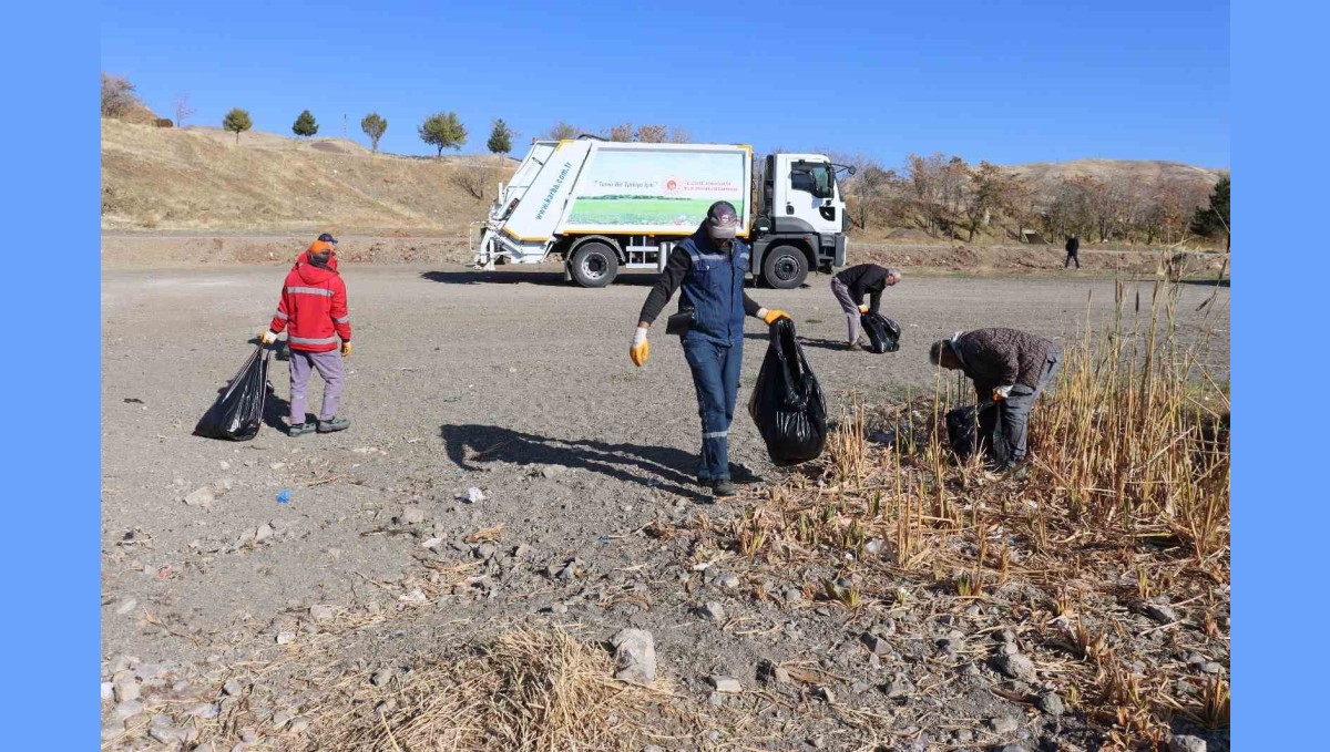 Hazar Gölü'nde temizlik çalışması