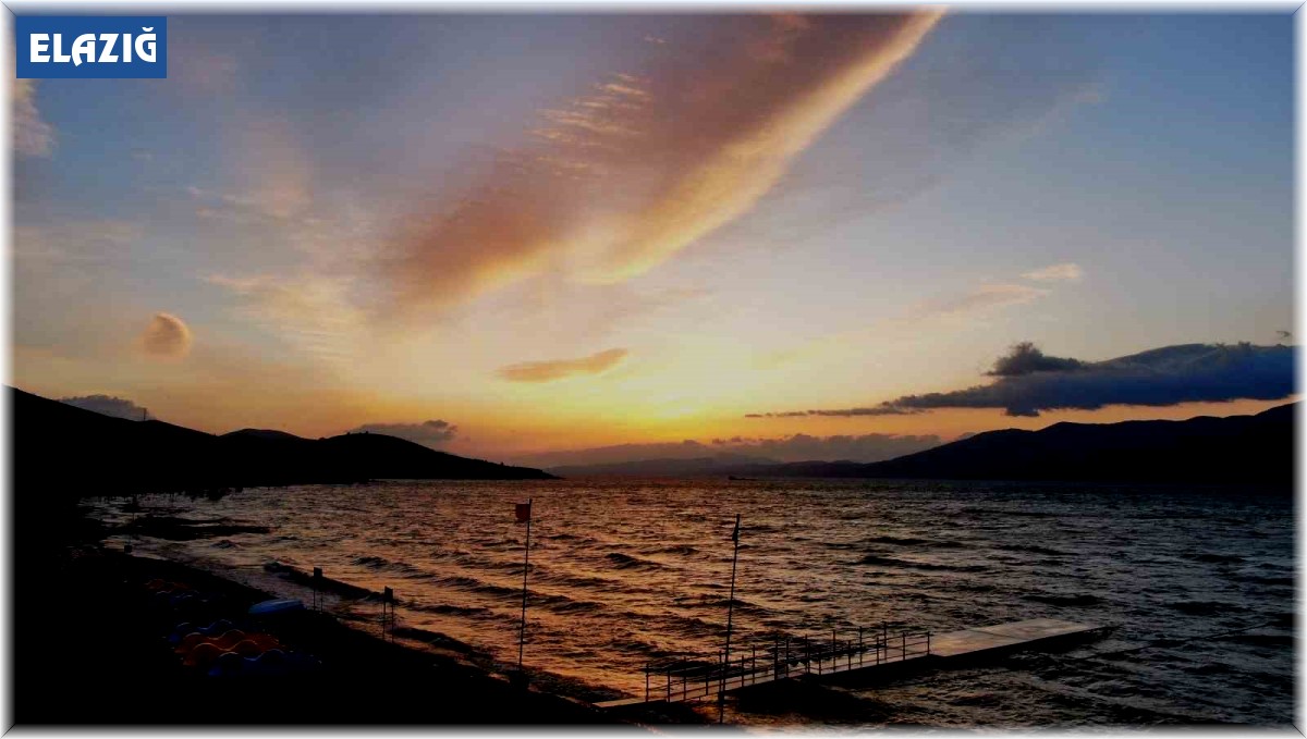 Hazar Gölü üzerinde doğan güneş, görenleri mest etti